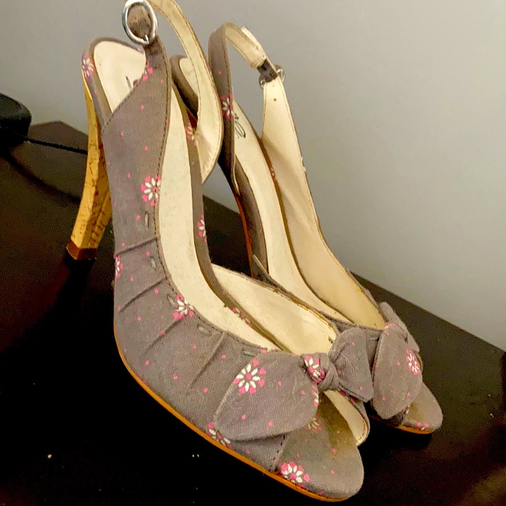 Elile Size 38 peep toe pumps